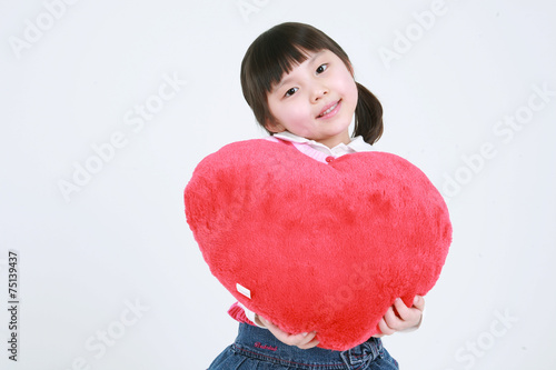 스튜디오 안의 여자 꼬마 어린이