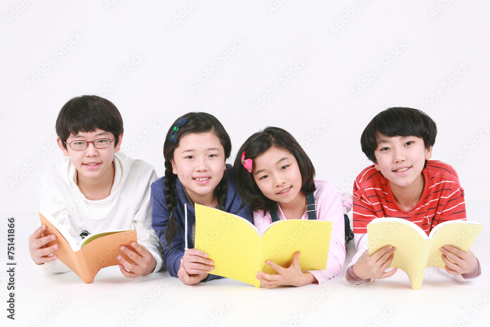 스튜디오 안의 초등학생 어린이들 Stock Photo | Adobe Stock