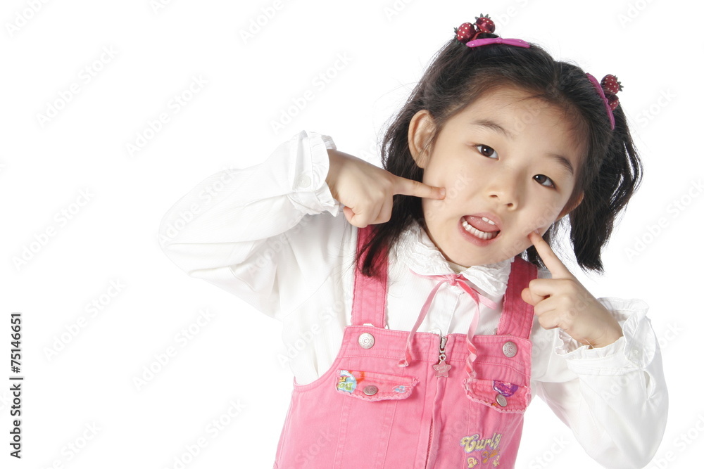 스튜디오 안의 아시안 어린이들