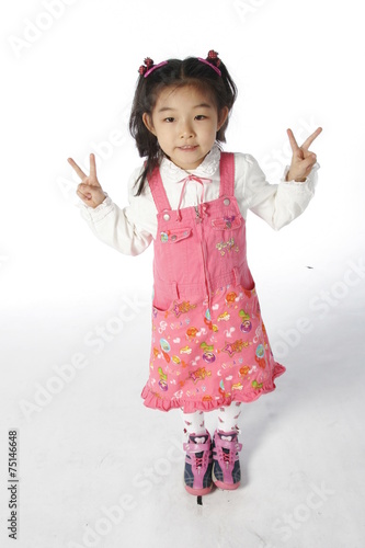 스튜디오 안의 아시안 어린이들