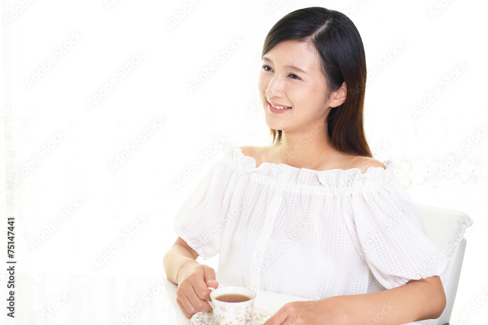 寛ぐ女性 寛ぐ女性