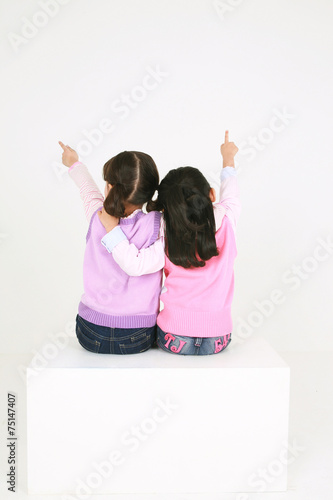 스튜디오 안의 아시안 어린이들