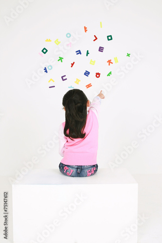 스튜디오 안의 아시안 어린이들