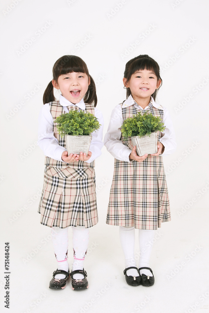 스튜디오 안의 아시안 어린이들