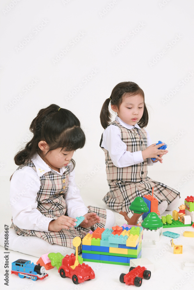 스튜디오 안의 아시안 어린이들 스튜디오 안의 아시안 어린이들