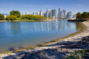 Acrylglasbilder Stadt am Wasser Vancouver Skyline mit urbanem Park  © 1shostak