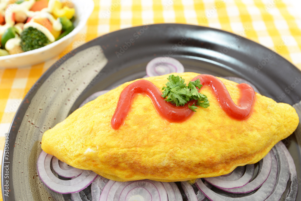 美味しそうなオムライスとサラダ 美味しそうなオムライスとサラダ