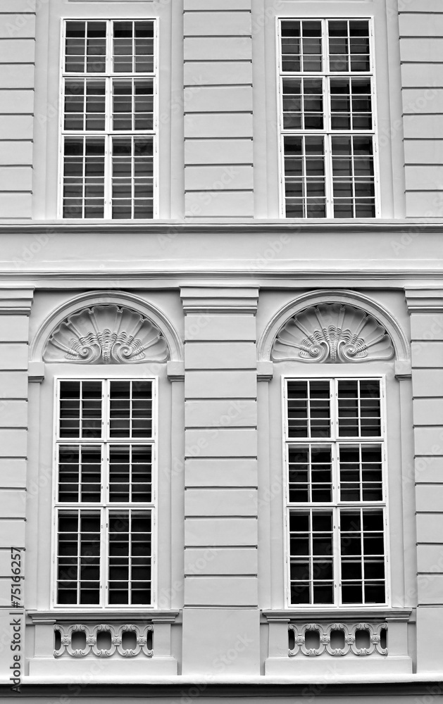 Obraz premium Four Windows of the old palace of the European city