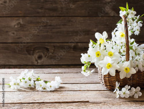 Fototapeta Naklejka Na Ścianę i Meble -  spring flowers in basket on wooden background