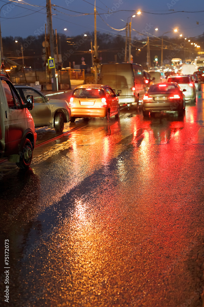 Obraz premium urban traffic in rainy night