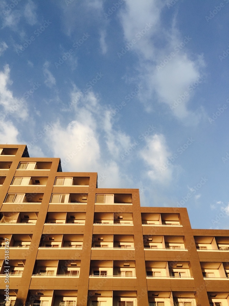 青い空と建物 青い空と建物