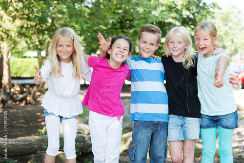 Kinder auf dem Spielplatz