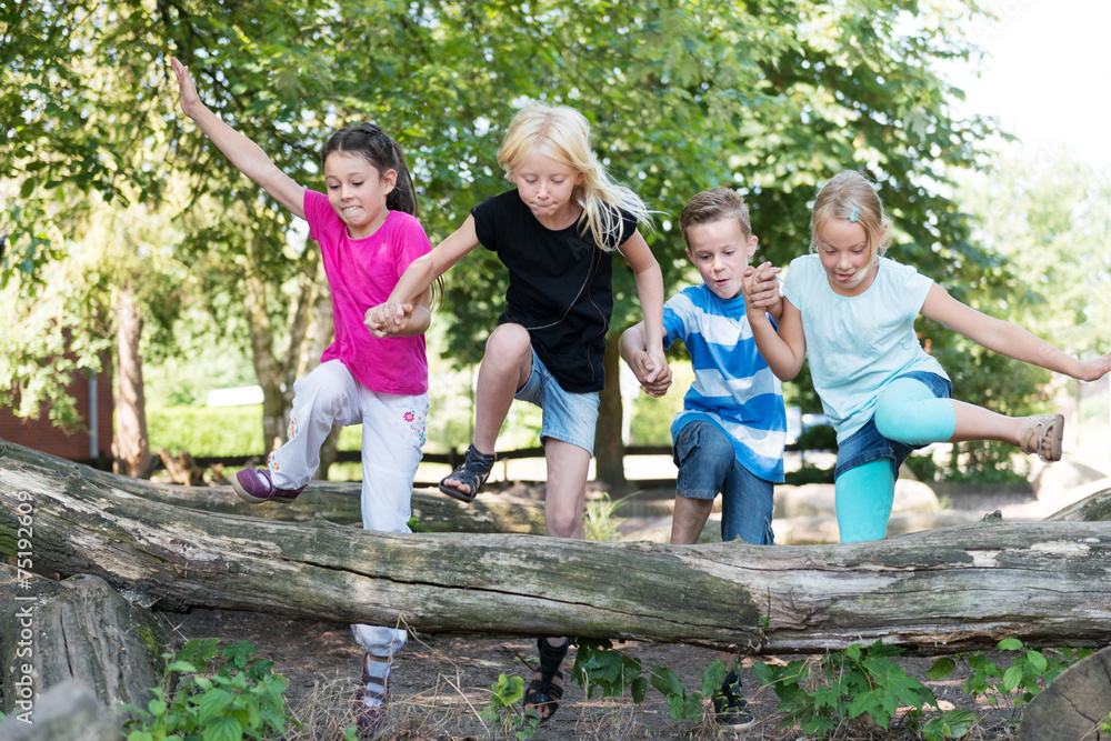 Kinder auf dem Spielplatz