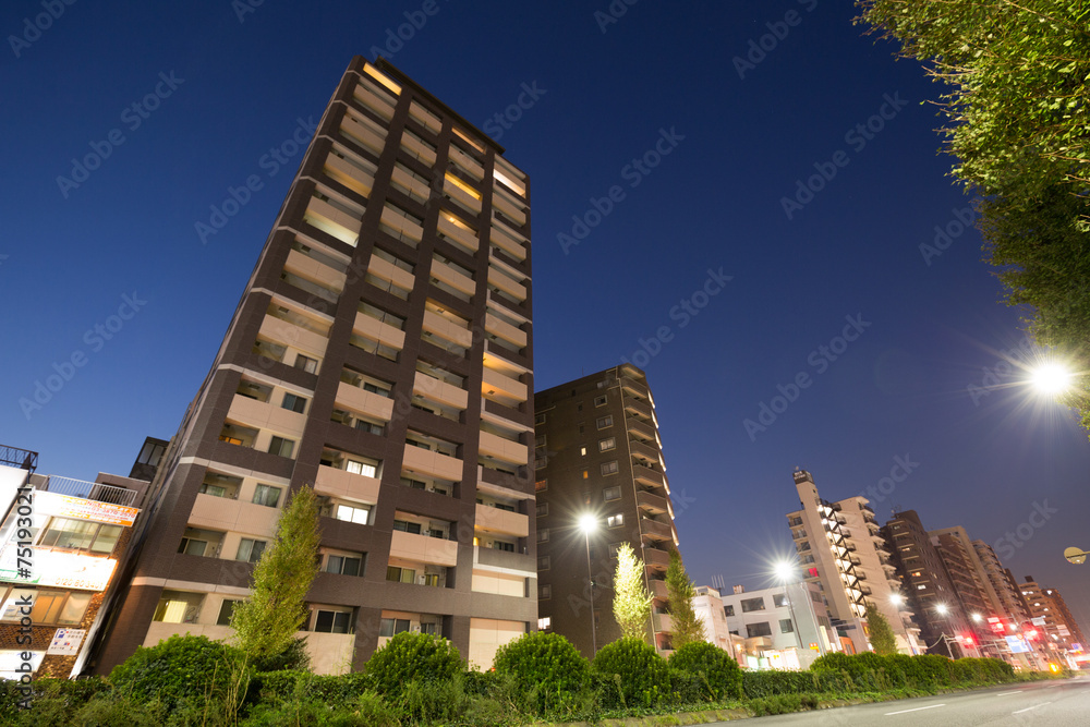 Fototapeta premium 夕暮れのマンション街