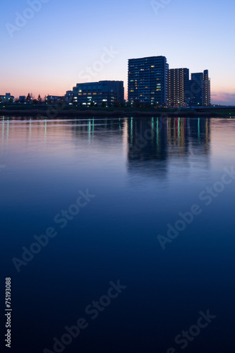 隅田川と高層マンション街 