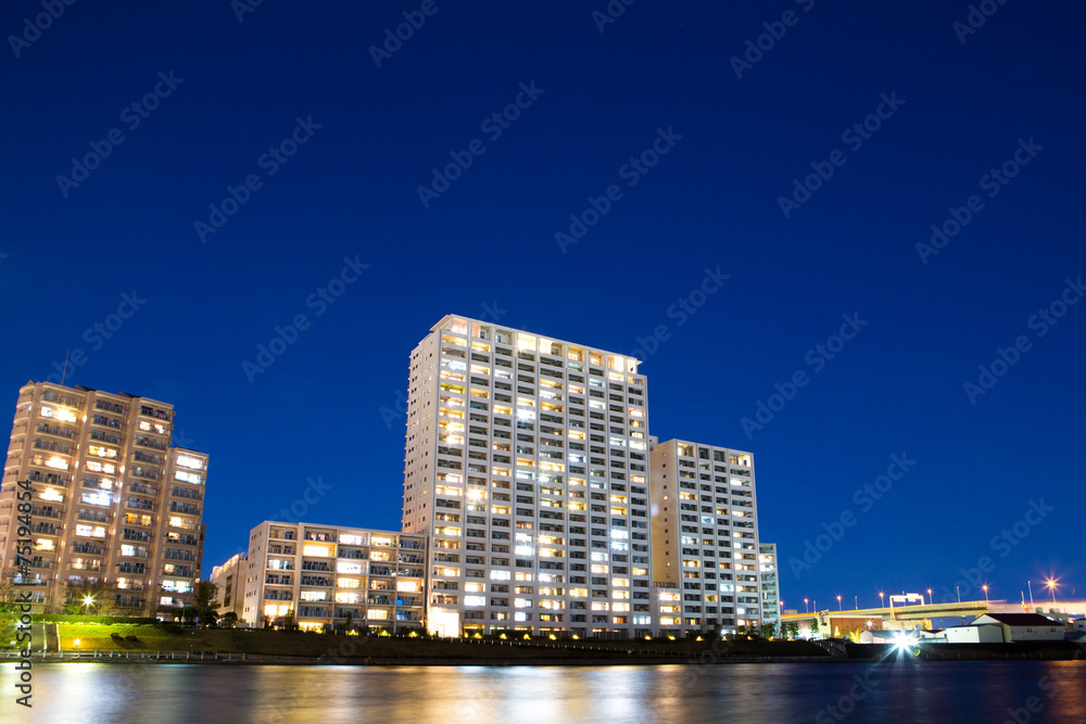Naklejka premium 隅田川沿いの大型マンション