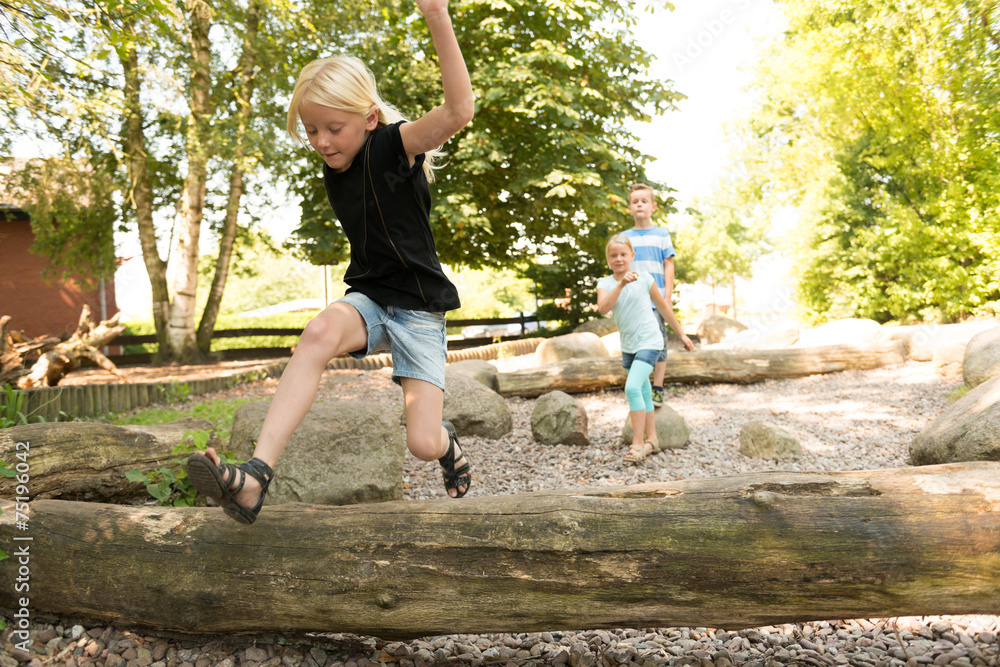 Naklejka premium Kinder auf dem Spielplatz
