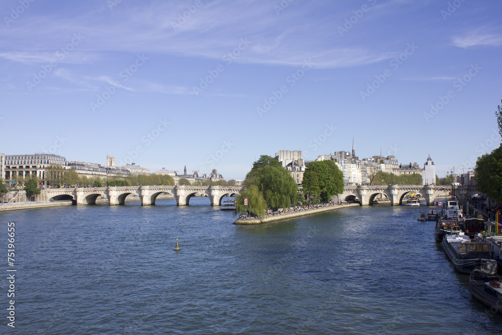 Obraz premium Iles Saint Louis paris Berges de la Seine © Heddie Bennour
