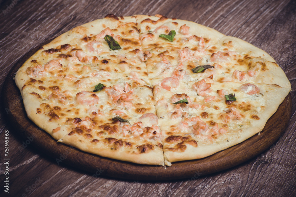 salmon and creamy sauce pizza