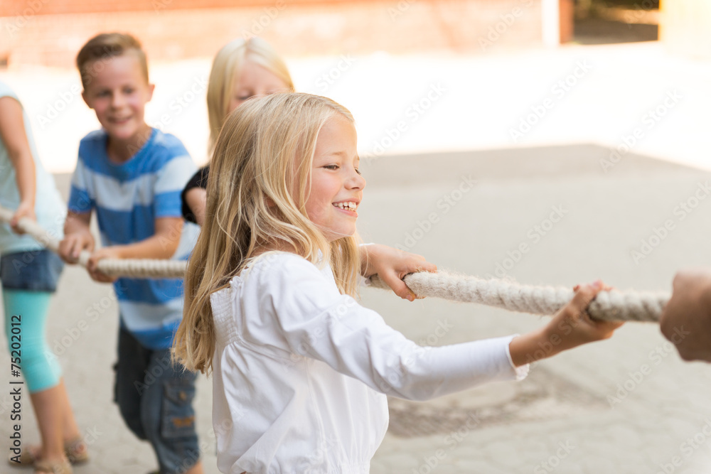 Fototapeta premium Kinder beim Tauziehen