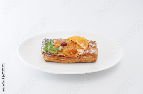 お皿にのせた オレンジ マーマレード パイのお菓子 白背景