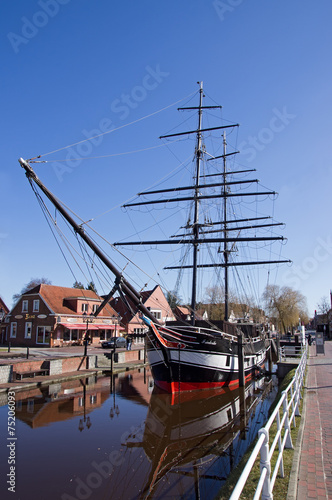 Schiff im am Hauptkanal, Papenburg, Niedersachsen, Deutschland photo