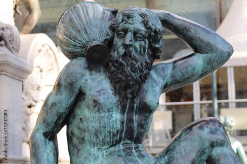 Bilde på lerret Statue of a man carrying a demijohn in Innsbruck, Austria