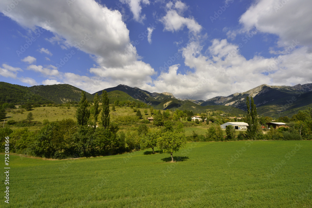 Paysage verdoyant du département de l'Ardèche et ses montagnes en région Auvergne-Rhône-Alpes, France
