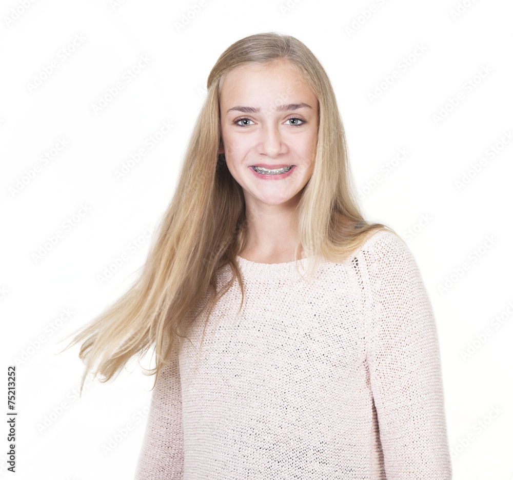 maedchen mit zahnspange maedchen mit zahnspange