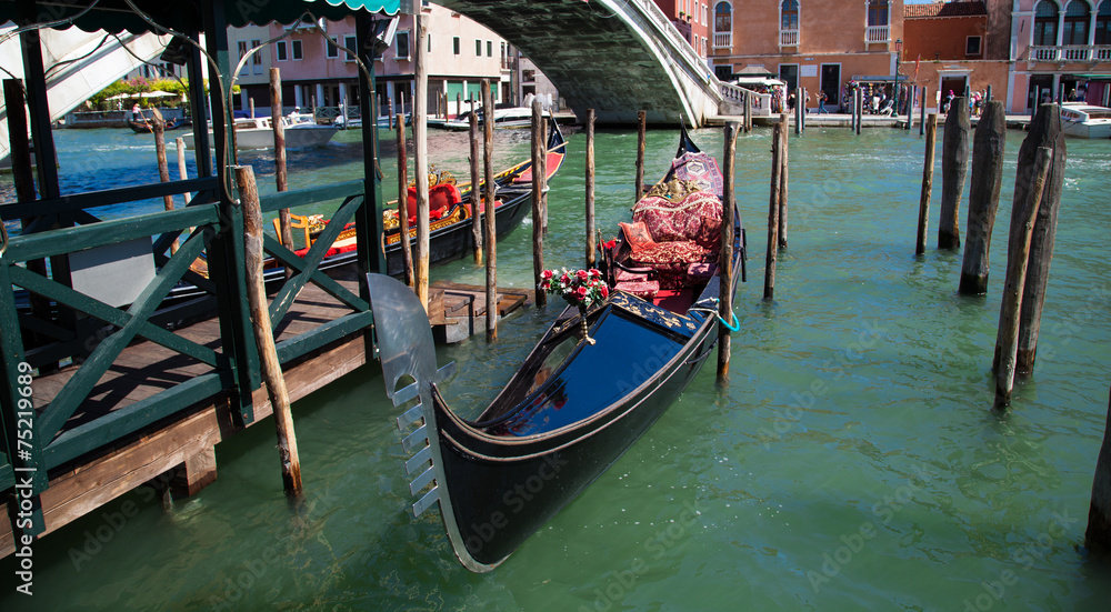 Venezia gondola in laguna