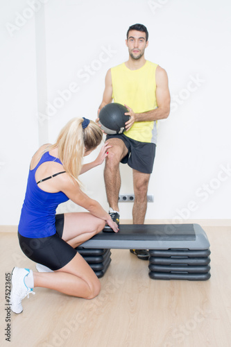 Blonder Coach erklaert funktionelles Training photo