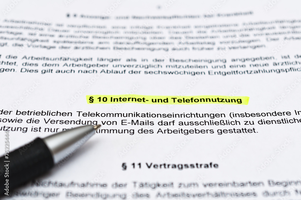 Obraz premium Arbeitsvertrag ohne Tarifbindung