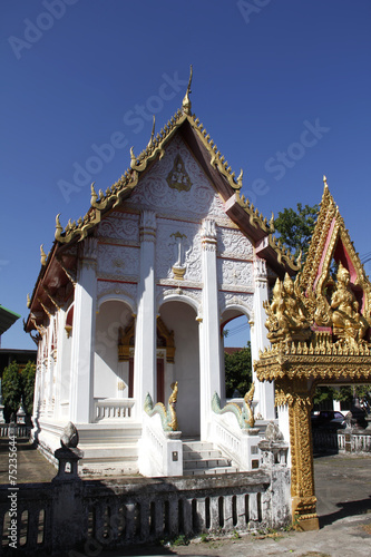 Buddhastatue in Tempel in Thailand © R+R