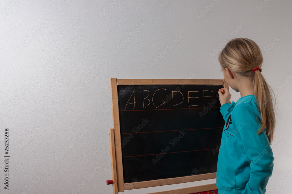 Mädchen - Schülerin an Kindertafel Mädchen - Schülerin an Kindertafel