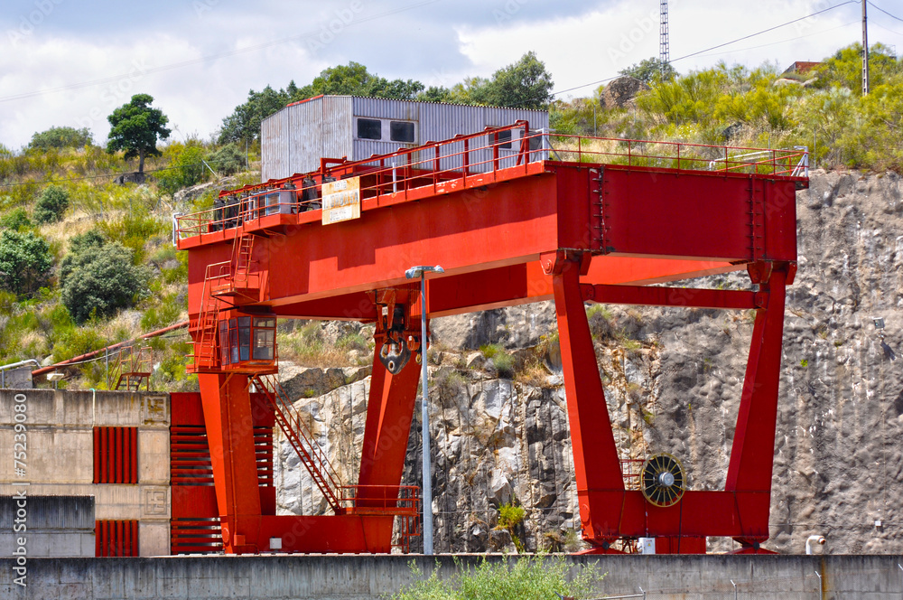 Puente-grúa en el embalse de Gabriel y Galán, Cáceres Puente-grúa en el embalse de Gabriel y Galán, Cáceres