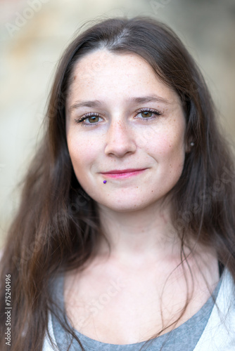 Beauté femme avec de longs sain et brillant des cheveux