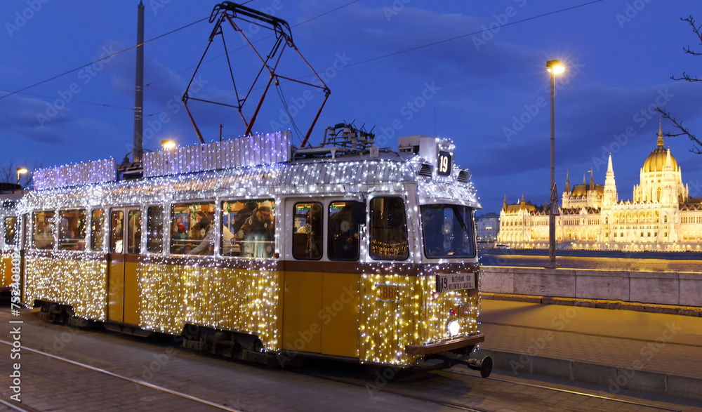 Obraz premium Lekki tramwaj w Budapeszcie