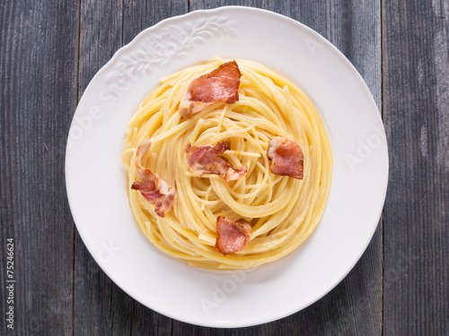 creamy traditional italian spaghetti carbonara pasta
