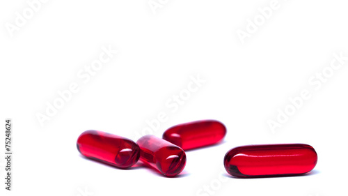 таблетки.  капсулы на белом фоне . пилюли.  красные таблетки на белом фоне .
