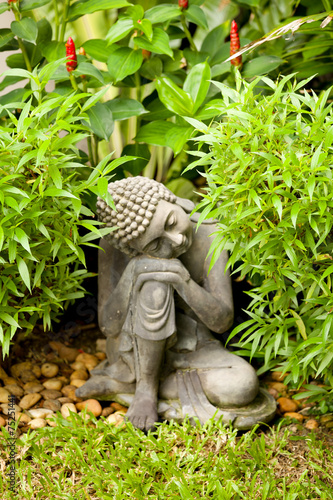 Obraz na płótnie Buddhist statue in a garden. w salonie