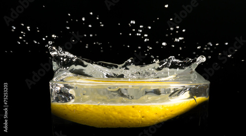 Side view of glass of water with lemon slice
