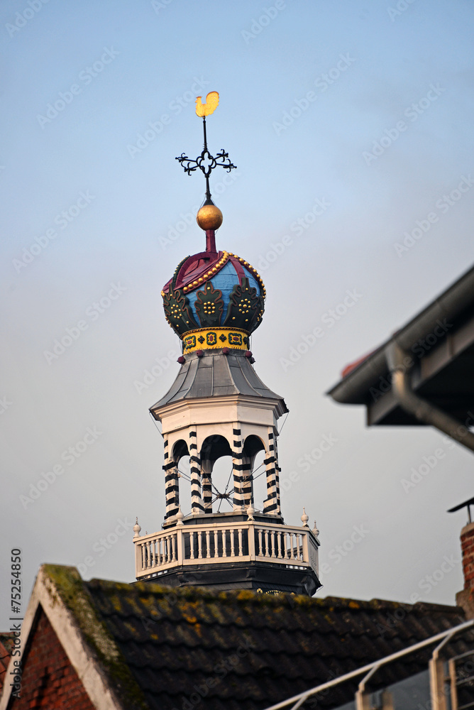 Prächtige Turmspitze der Neuen Kirche in Emden