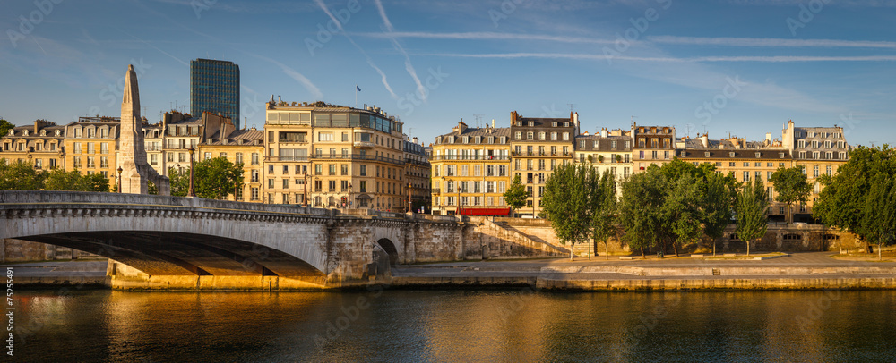 Fototapeta premium Left Seine river bank bathed in the early morning summer light