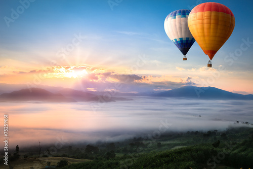 Fototapet Hot air balloon over sea of mist