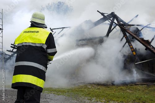 Feuerwehr beim Löschen von einem Brand