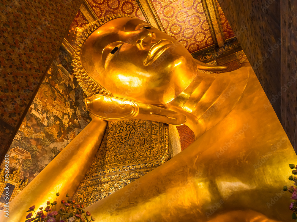 Golden reclining buddha in Wat Pho