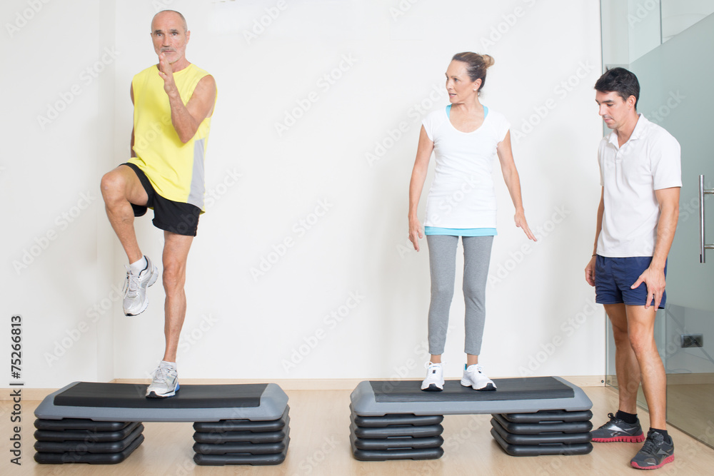Fototapeta premium Trainer hilft Senioren beim step training