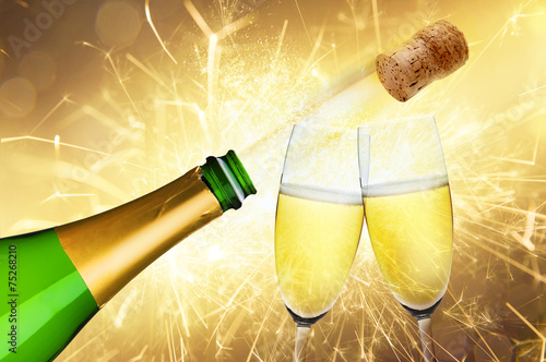 Zwei Sektgläser und Sektflasche an Silvester mit Feuerwerk