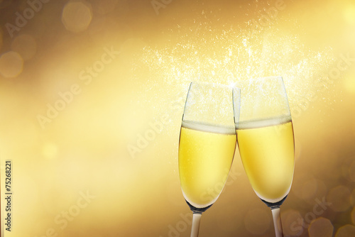 Zwei Sektgläser an Silvester