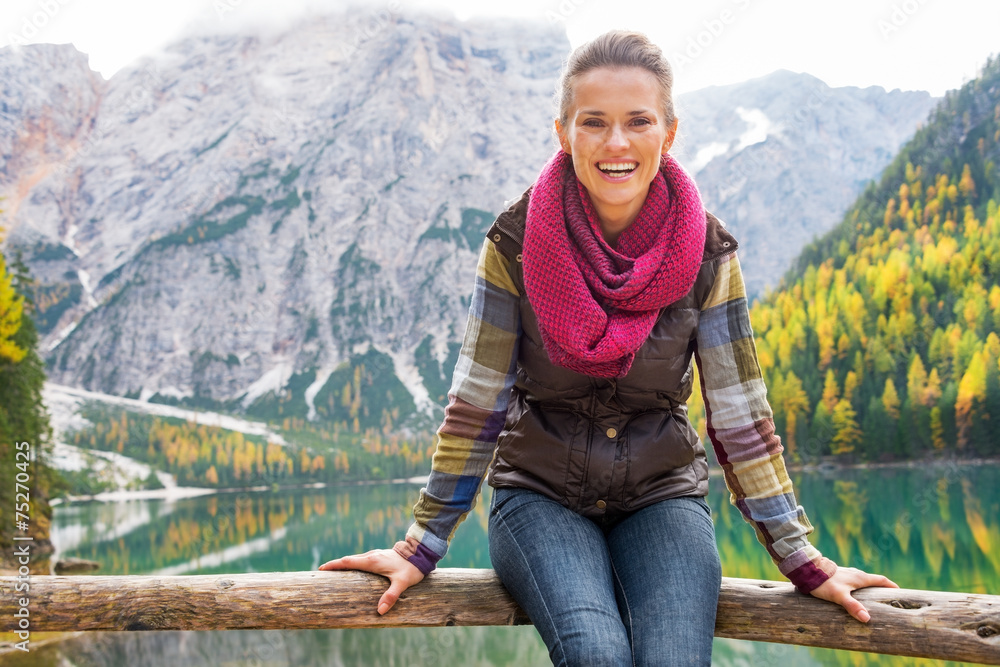 Naklejka premium Portrait of happy young woman on lake braies in south tyrol